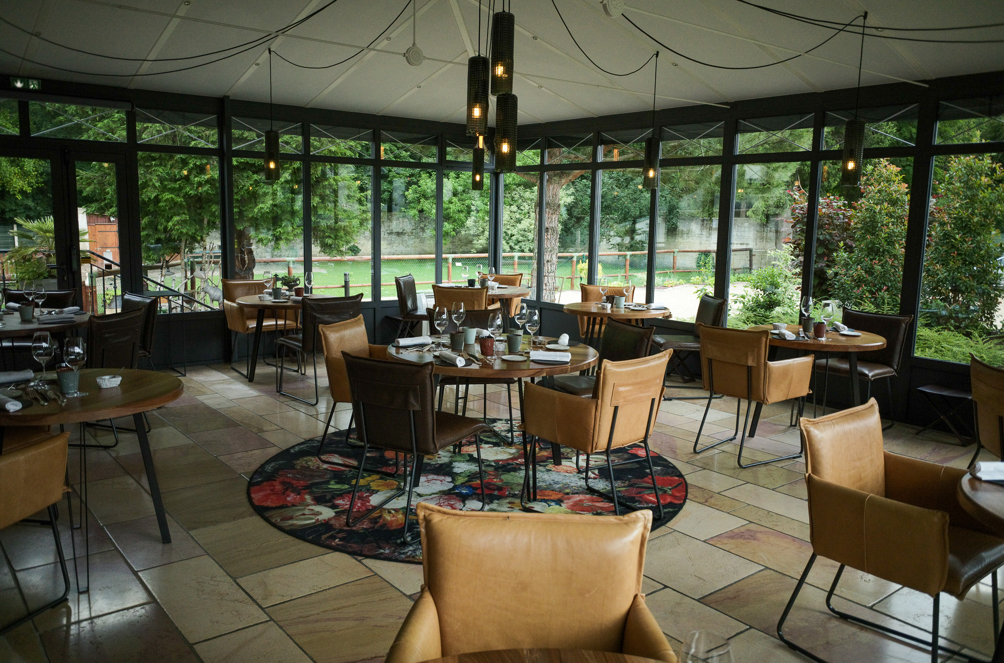 Véranda du restaurant Le Verbois ouverte sur le jardin